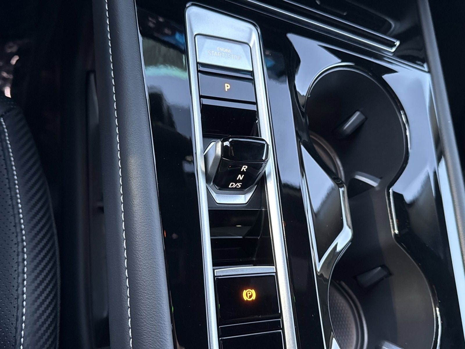 2025 Volkswagen Atlas Cross Sport 2.0T SE w/Technology