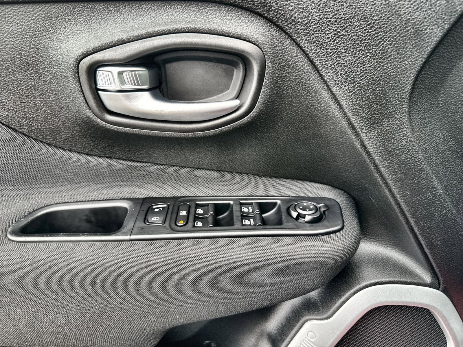 2020 Jeep Renegade Latitude w/Pano Roof